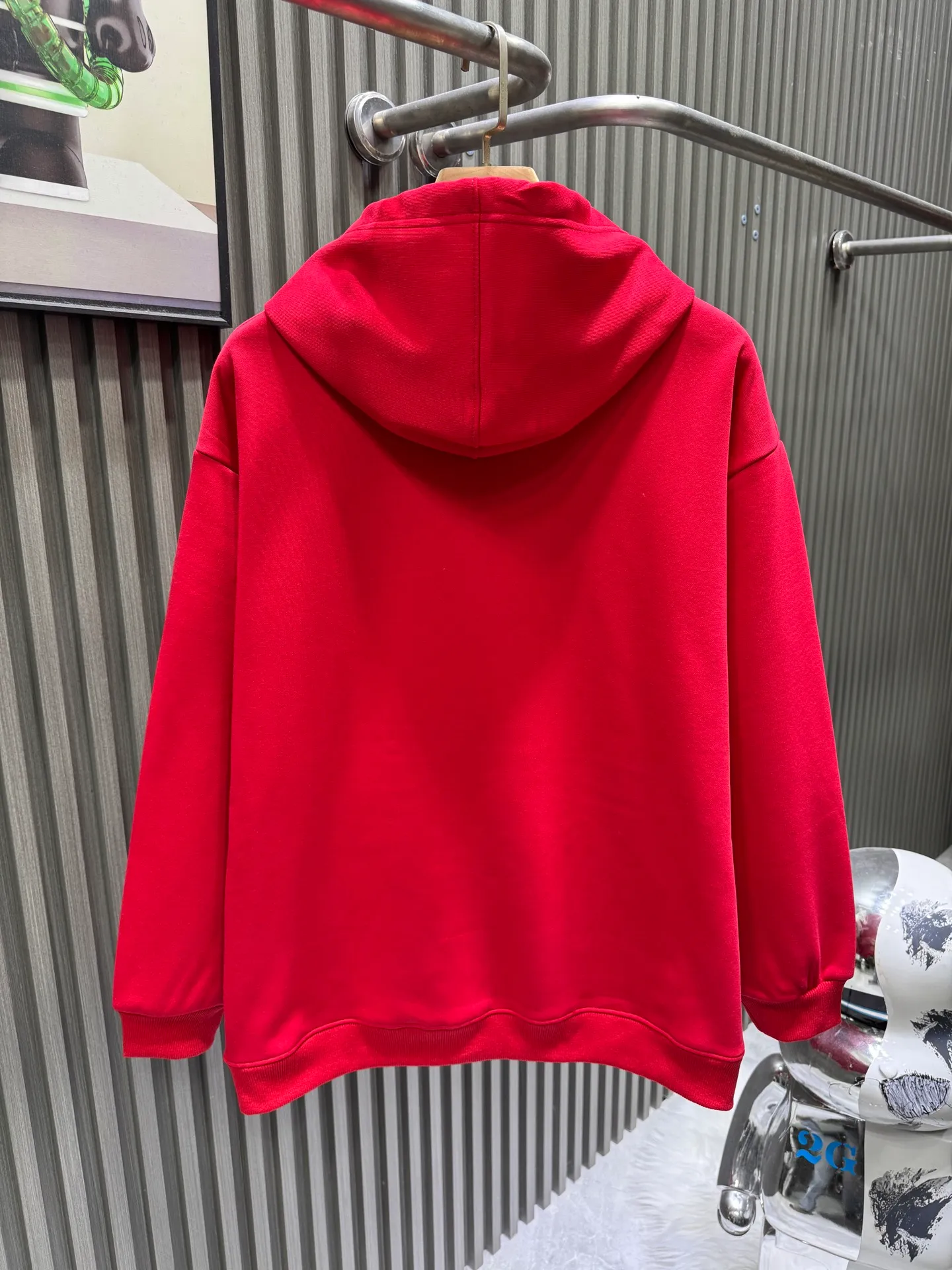 🅿️280 Louis Vuitton 1V25 Autumn and Winter New Year's new brand element printed hooded sweatshirt 400g pure cotton ➕ silver fox velvet Celebrates the art of travel with playful prints and LV Ski patches. The colorful pattern design is inspired by the ski school emblem and is decorated with the brand's iconic details. This casual piece adds a touch of sophistication to the winter vacation look. The fabric has a solid feel and is very classy, soft and delicate. Very refined and tasteful. Loose os cut. In line with the current trend aesthetic. Regular fit. Mixed print on the front.